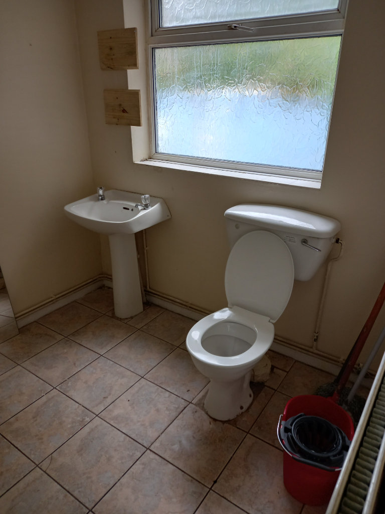 **AVAILABLE**2 BEDROOM**2 BATHROOM**END TERRACE**LINDLEY STREET**