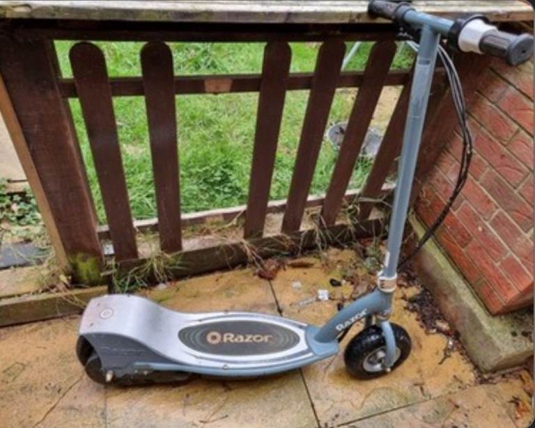 Item title  Razor E300 electric scooter with charger read below