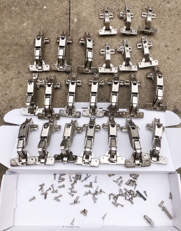 Pack of 23 Kitchen Cupboard Hinges – £10 