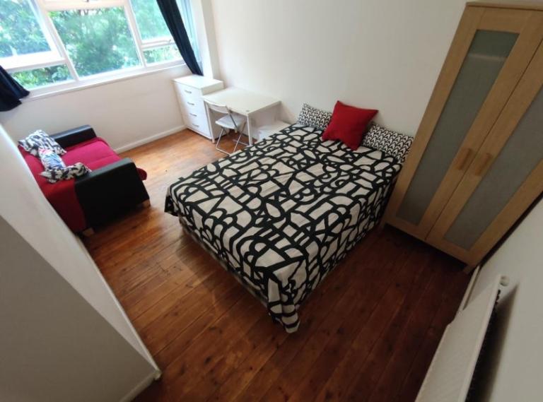 🍀Spacious Room Just 5 min walking distance from Seven Sisters Station (Victoria Line)