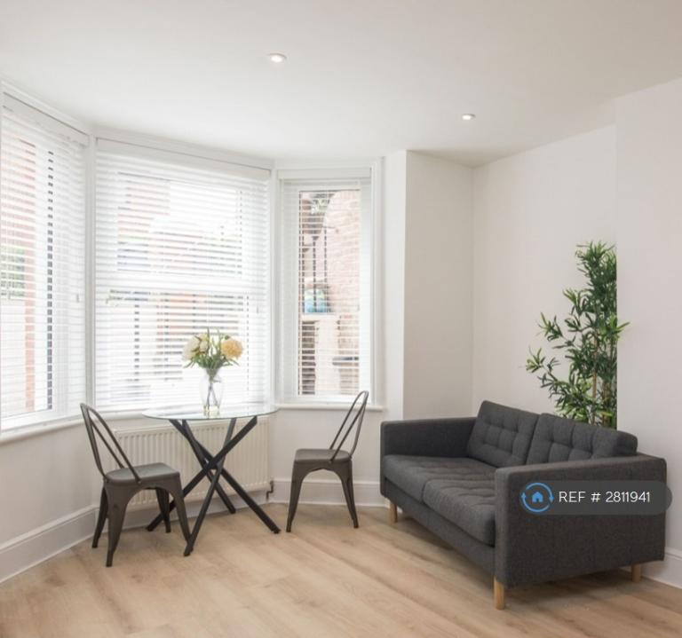2 bedroom flat in Farnham Road, Guildford, GU2 (2 bed) (#2811941)