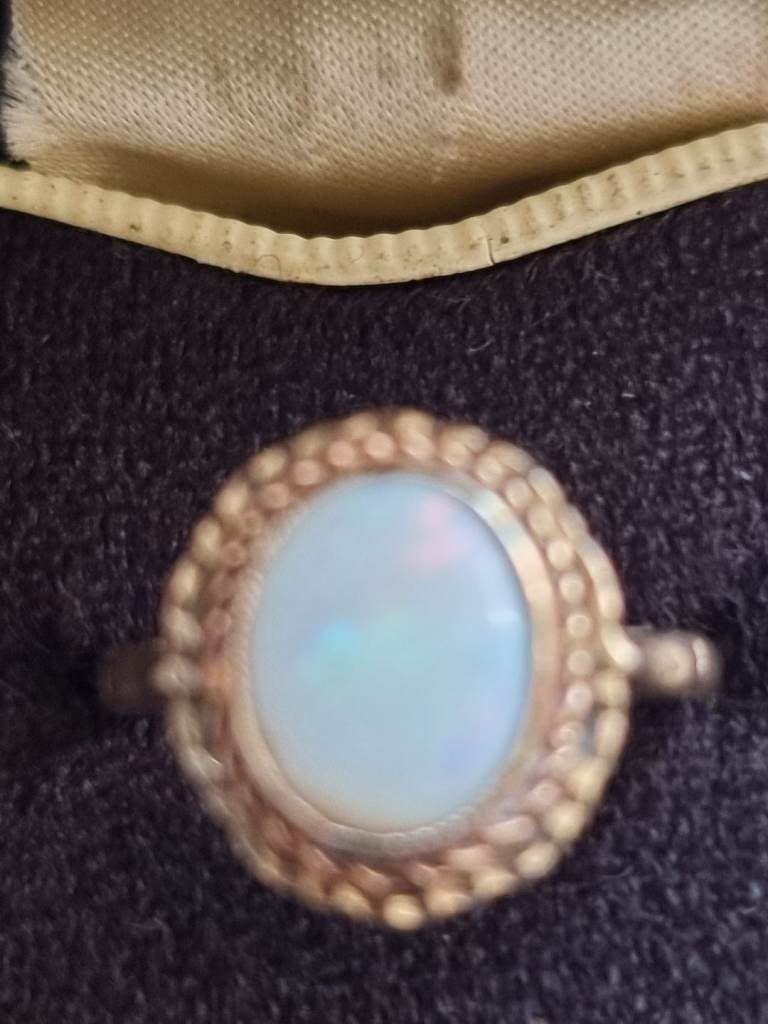 Beautiful Vuntage Ladies 9ct Gold Opal ring size Q  Hallmarked 