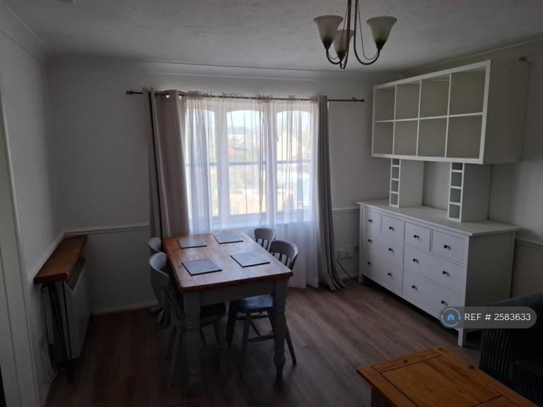 2 bedroom flat in Camellia Drive, Warminster, BA12 (2 bed) (#2583633)