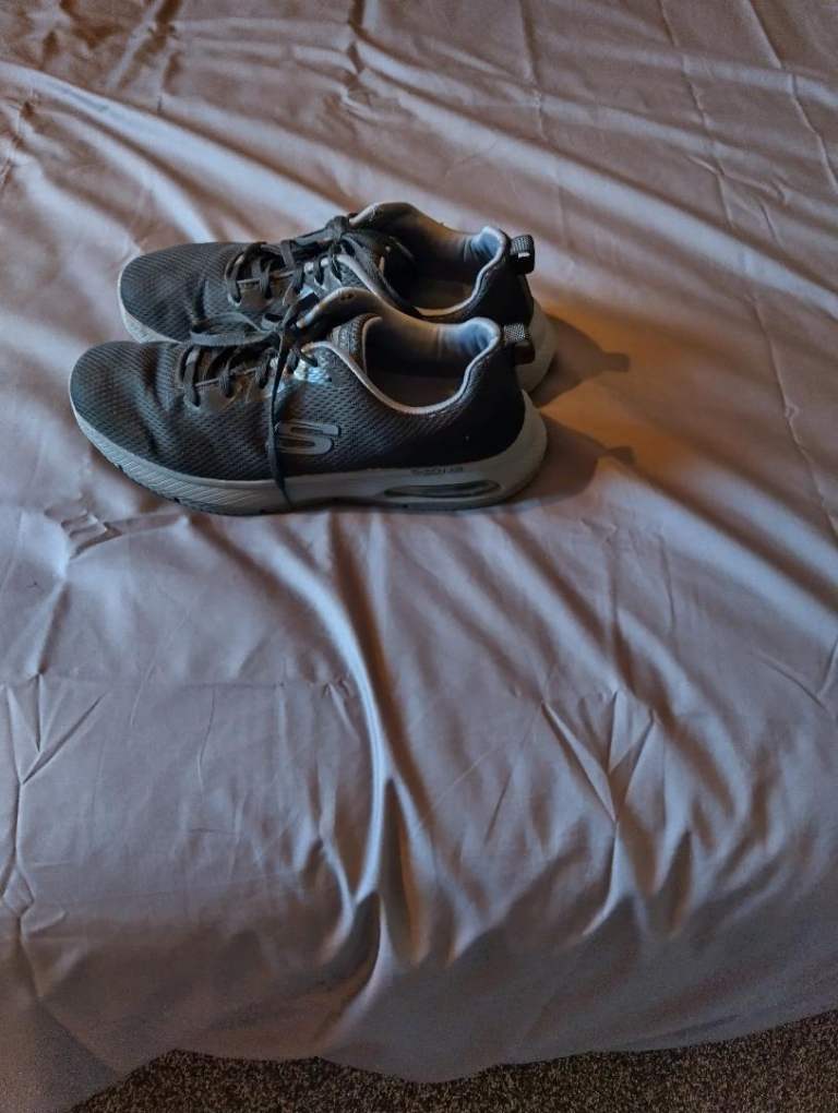 very good condition men sketchers dyna cushioned trainers size 12