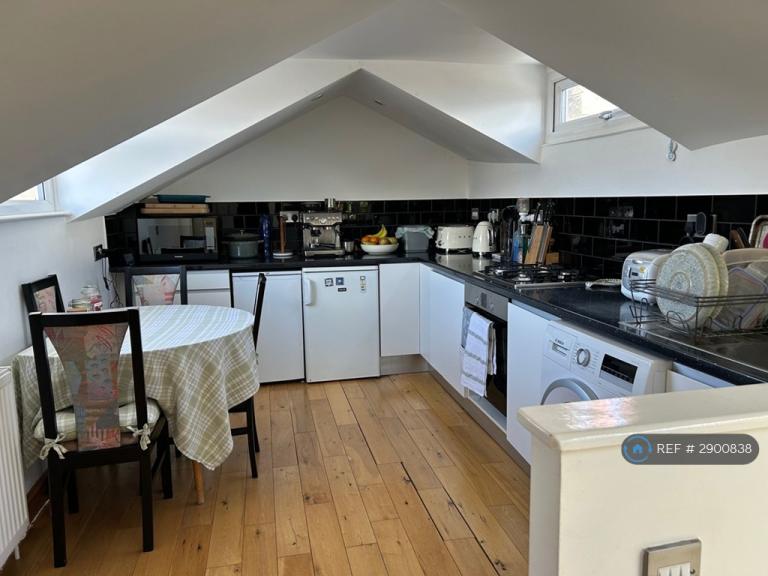 2 bedroom flat in Foulser Road, London, SW17 (2 bed) (#2900838)