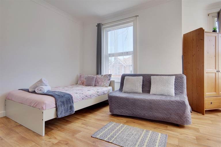 Modern First floor Studio Flat to let in a block of apartments located in Winton