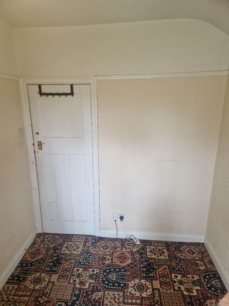 Charming Single room comes fully furnished close to the city
