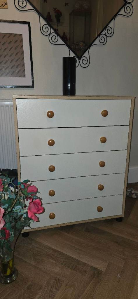 Chest of drawers 