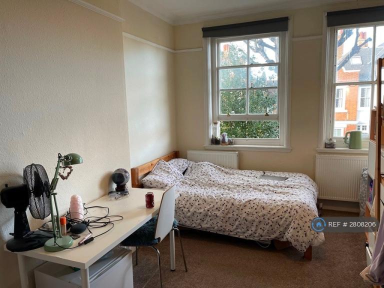 2 bedroom flat in Lingfield Avenue, Kingston Upon Thames, KT1 (2 bed) (#2808206)