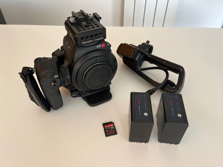 Canon C100 + XLR Handle