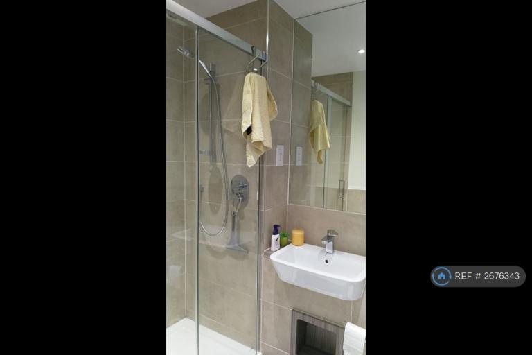 2 bedroom flat in Rosenburg Road, London, W3 (2 bed) (#2676343)