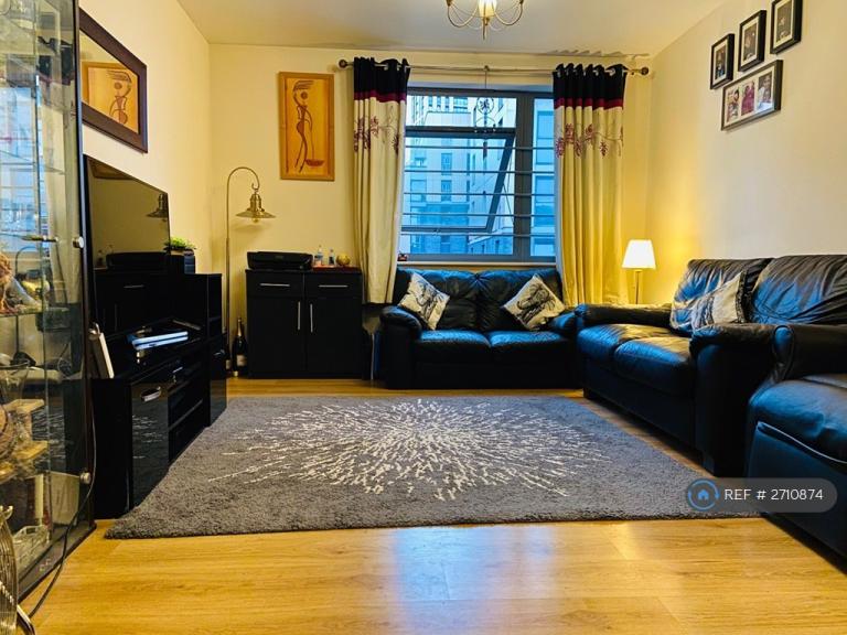 1 bedroom flat in Victoria Road, London, W3 (1 bed) (#2710874)