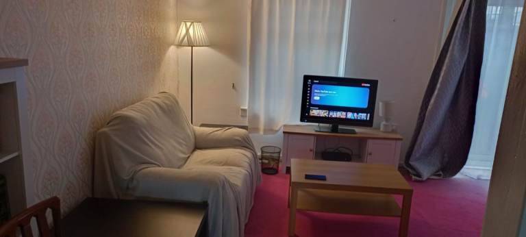 Room to rent in Maryhill | £900.00 pm includes all bills| Professional Flatshare (Male)