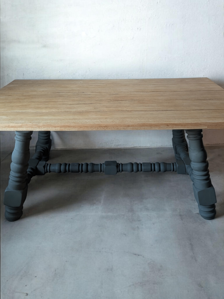 Solid oak dining table 6-8 seater