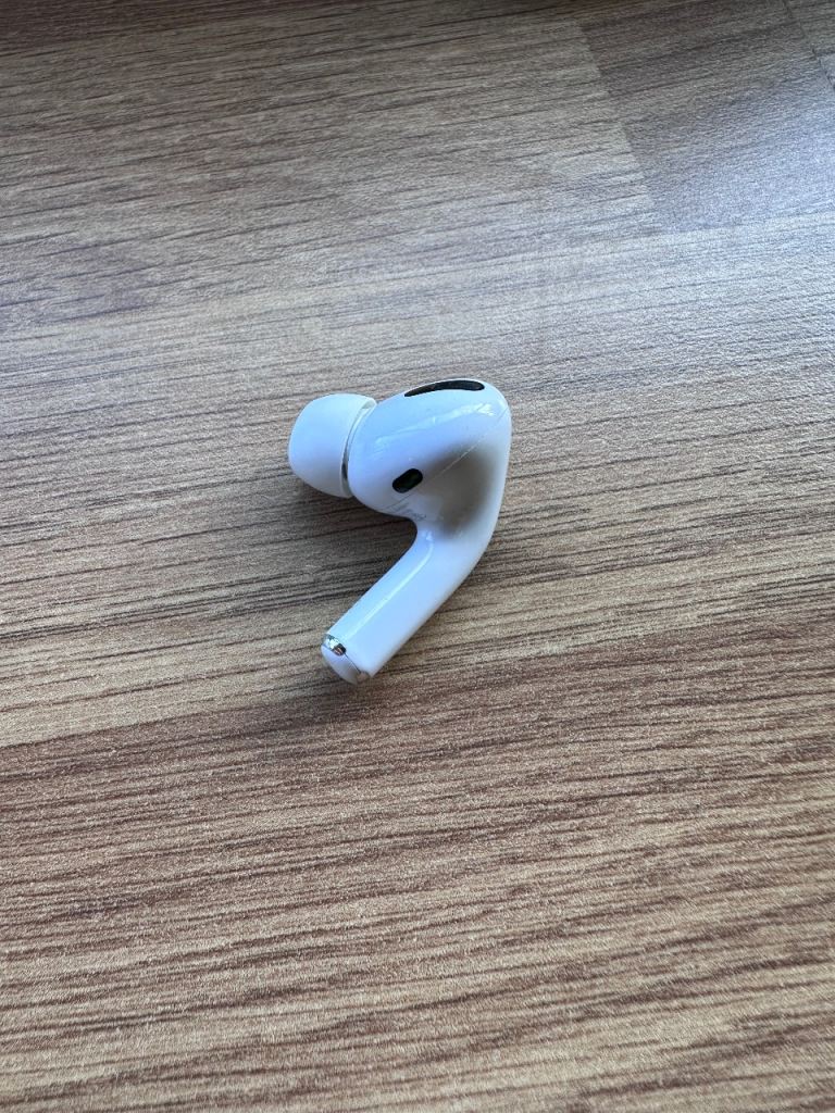 Selling a single AirPods Pro (1st generation) earbud.