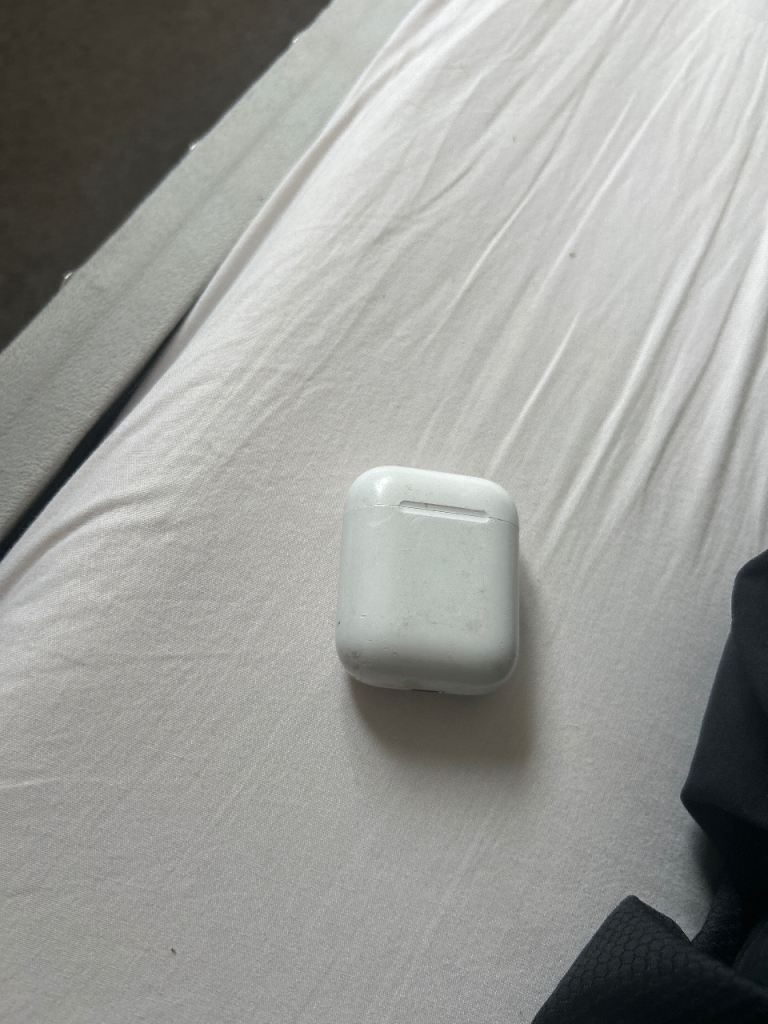 Apple AirPods 1st Gen - Charging Case & Earbuds
