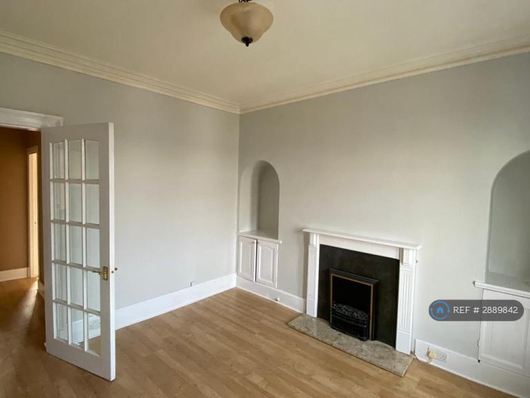 2 bedroom flat in Menzies Road, Aberdeen, AB11 (2 bed) (#2889842)