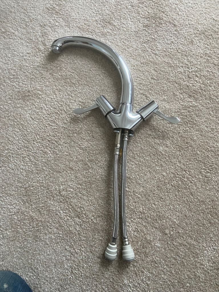 Chrome Swivel Kitchen Tap with Flexible 300mm Push Fit Connectors