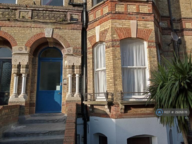 2 bedroom flat in Westbourne Gardens, Folkestone, CT20 (2 bed) (#2926878)