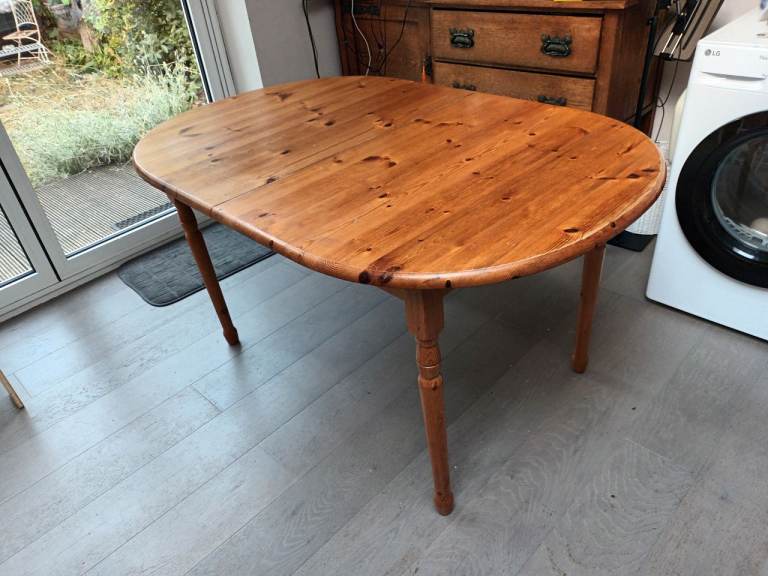 Extendable dining table (6-8 people)