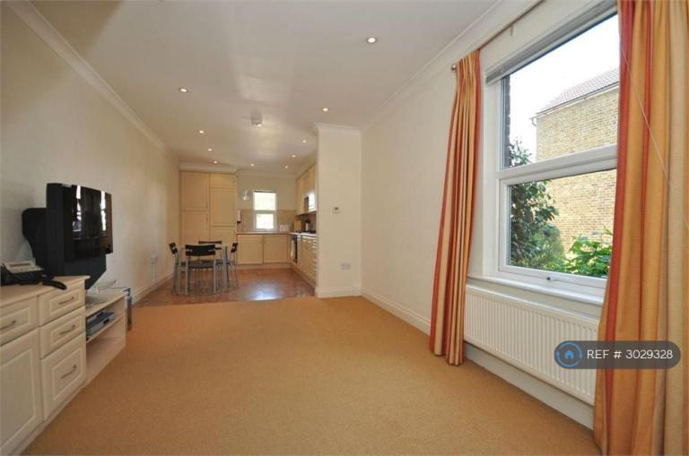 2 bedroom flat in Richmond Crescent, Staines, TW18 (2 bed) (#3029328)