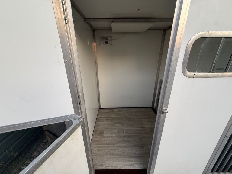 Thermal dog kennels