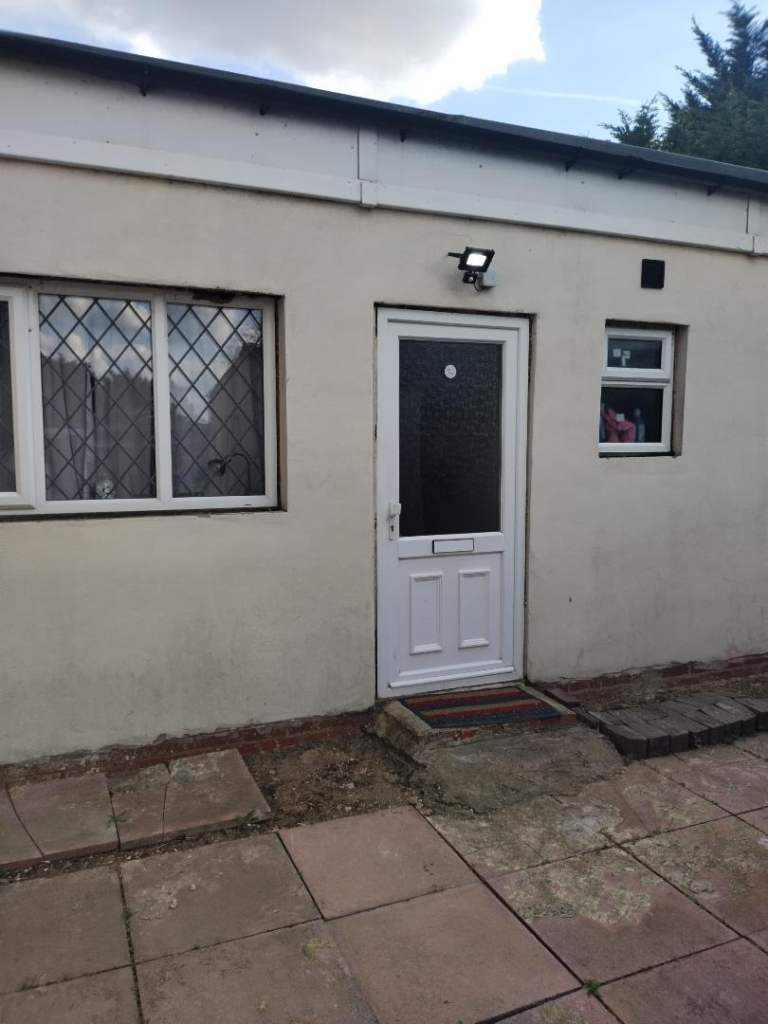 Studio flat in London NW9 Kingsbury area to let