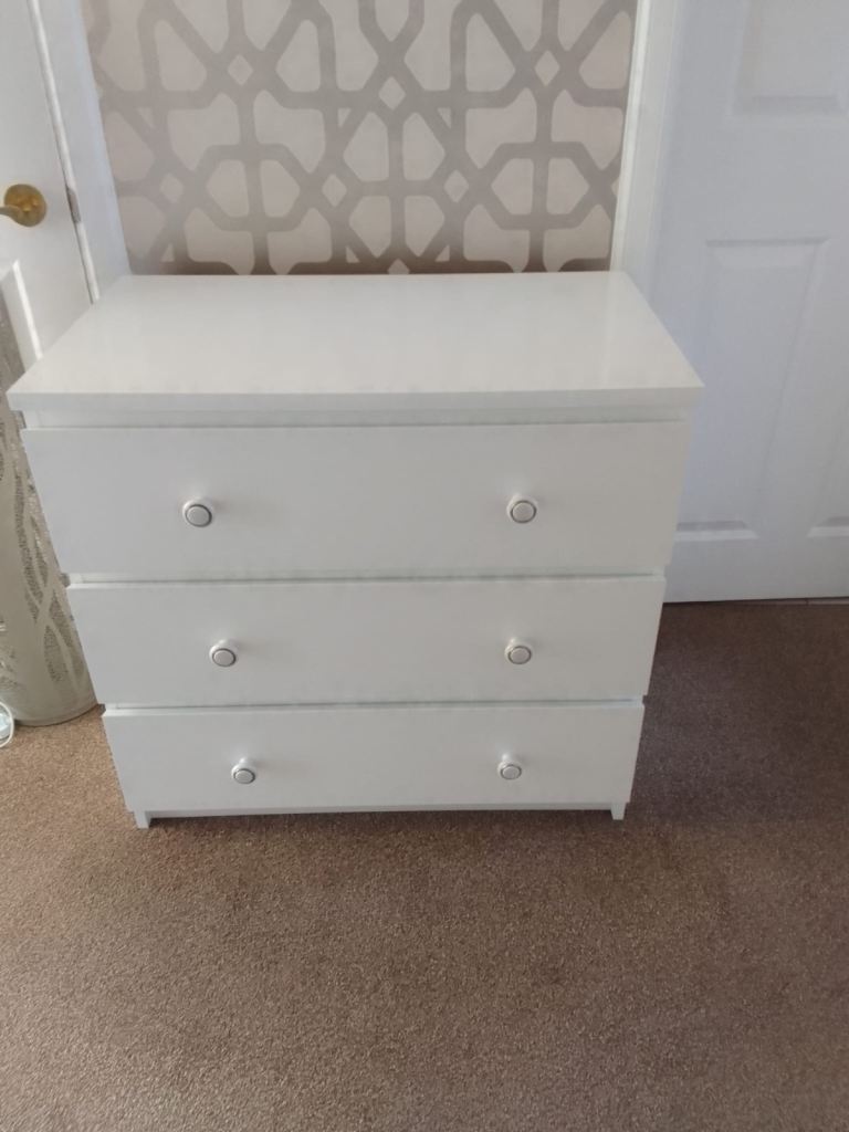 White chest if drawers 3 drawers