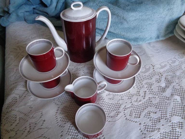 Susie Cooper Wedgwood Red & White Ceramic Coffee/Tea set - Pot, Creamer, Sugar Bowl & 4 Cups/Saucers