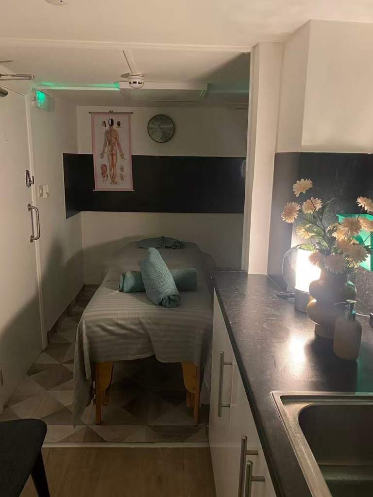 Beauty room to let