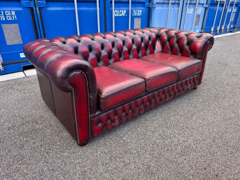 Vintage Chesterfield sofa in very good condition possible Delivery