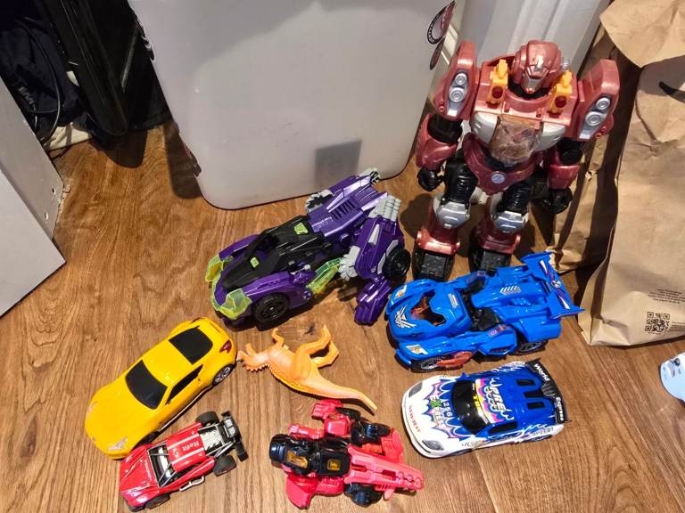 Assorted toys transformers / cars