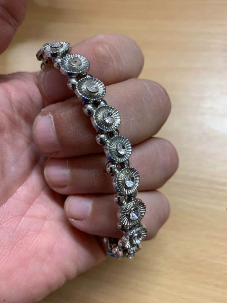 VINTAGE SILVER TONES DISCS WITH CLEAR STONES BRACELET 15 GRAMS 7.5cm LONG 