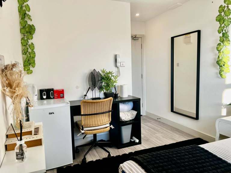 Great Value Studio Room on Elm Grove, SM1 – Shared Kitchen & All Bills Included
