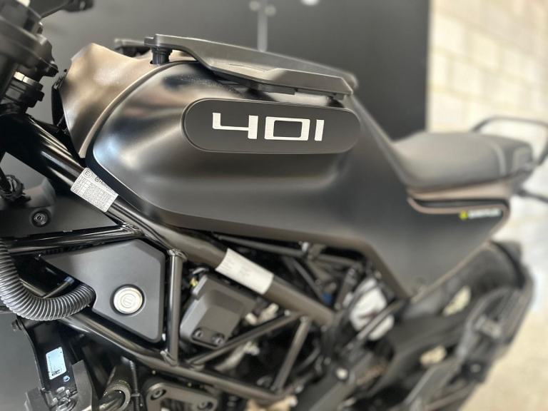 STUNNING ONE OWNER 2023/23 HUSQVARNA SVARTPILEN 401 MOTORYCYCLE