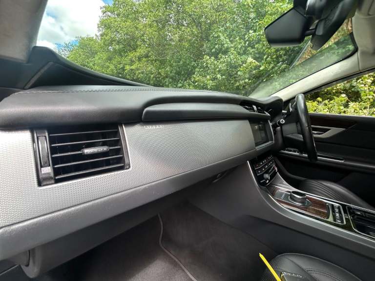 JAGUAR XF 2.0 T 250*PORTFOLIO ESTATE*Xenons-Meridian-FSH-ULEZ-Cam-Pronav*Superb