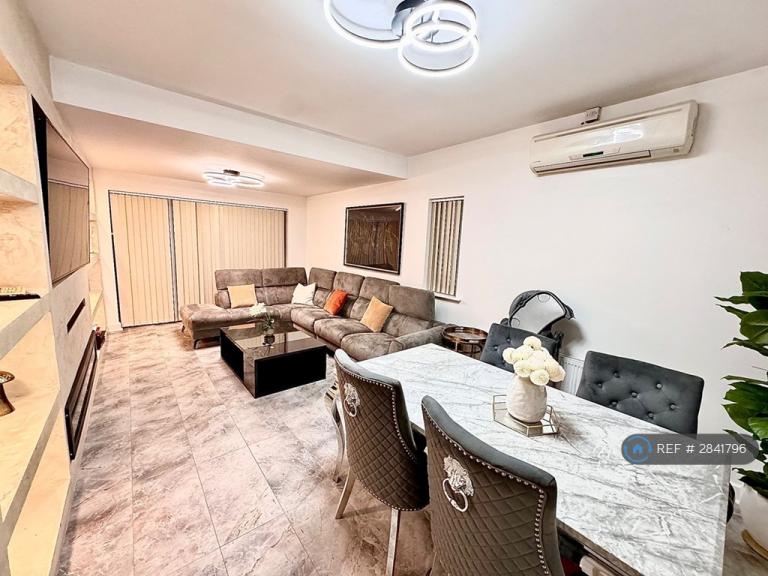 4 bedroom house in Wingletye Lane, Hornchurch, RM11 (4 bed) (#2841796)