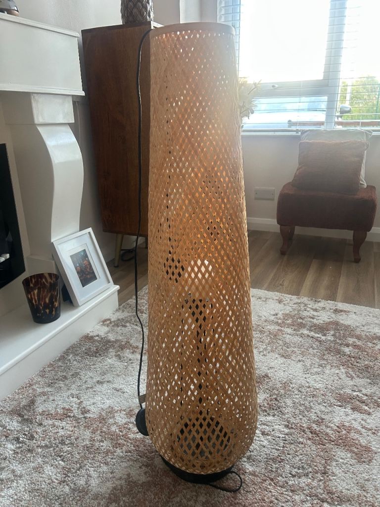 Natural Wood Effect Woven Floor Lamp – Good Condition