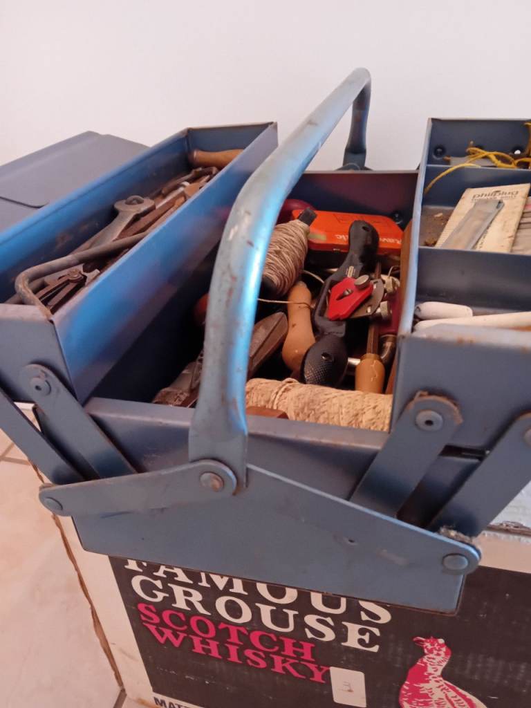 Metal cantilever tool box