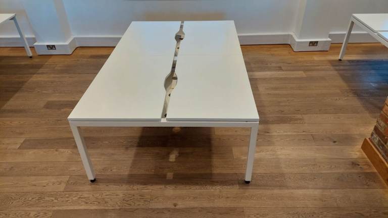 Pre-owned White 4 person pod bench bank computer office desks 120cm x 73cm each desktop