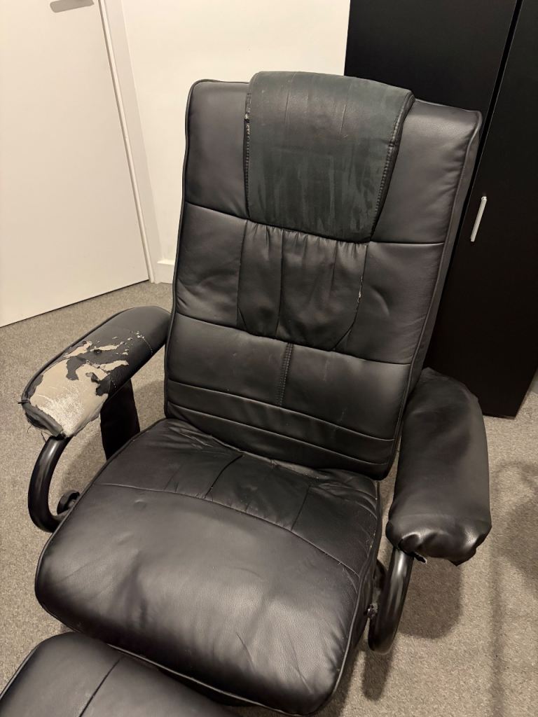 Black Faux Leather massage Chair with Footrest 