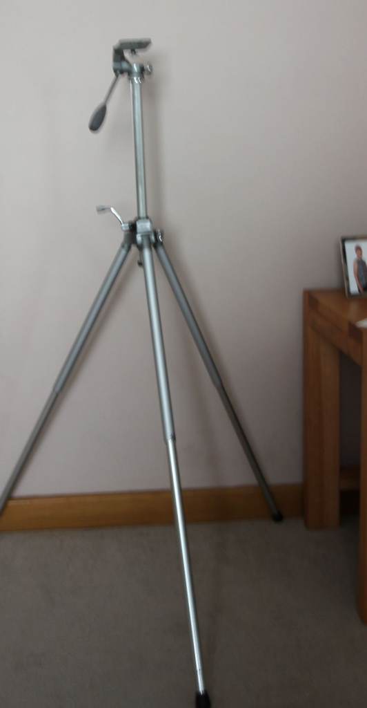 PHOTOGRAPHIC TRIPOD 