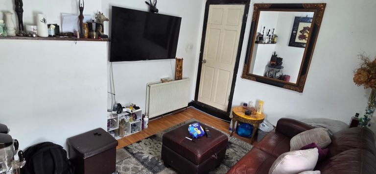 2 double Conjoined bedroom perfect for single or couple use