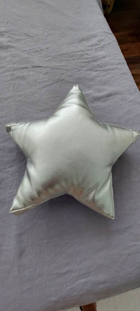 2 Decorative cushion stars