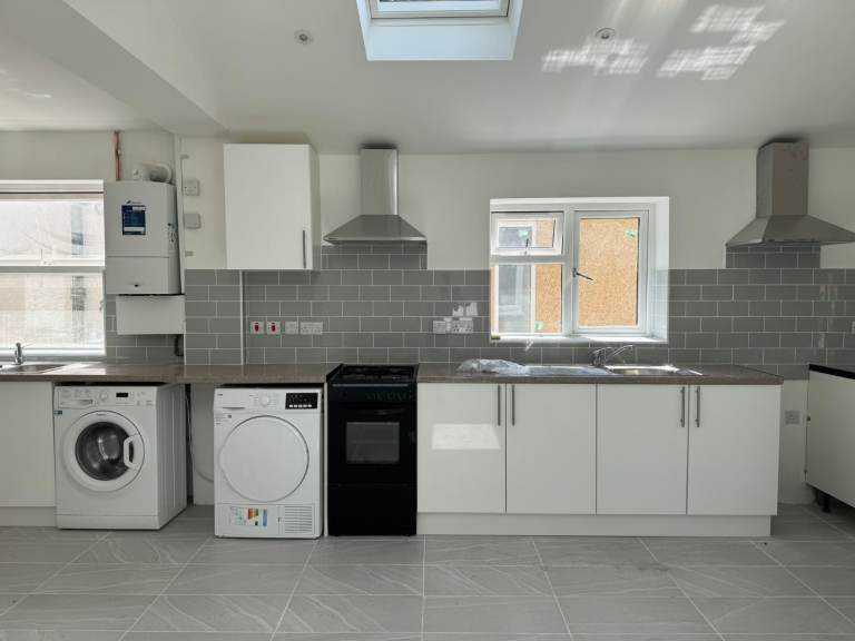 10 minutes walk to JR, close to city center, Brookes university and Oxford university