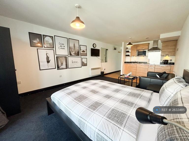 Studio flat in Worsdell Drive, Gateshead, NE8 (#2833485)