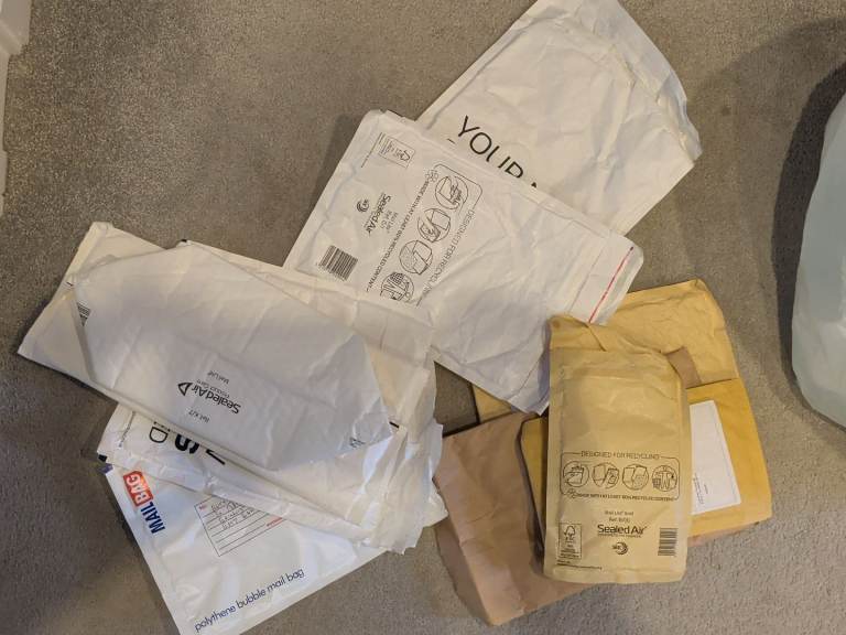 image for 9 padded/jiffy envelopes of various sizes