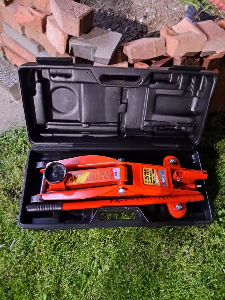 CAR JACK 2 ON Mercedes Radio Laurel and Hardy Statues Suit Pub / Restaurant More