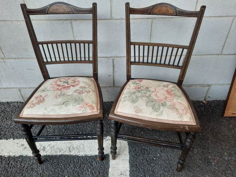 2 VINTAGE CHILDRENS CHAIRS 