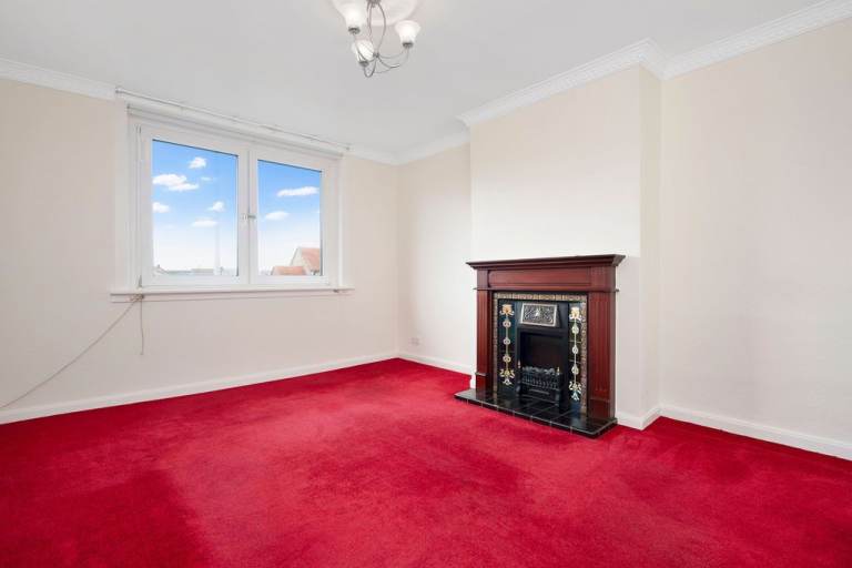Stylish and well-presented, 2 bedroom upper villa with private garden, in Longstone – available NOW
